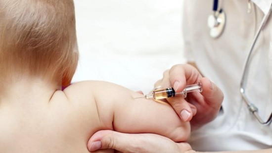 Cần theo dõi trẻ trước, trong và sau khi tiêm vaccine
